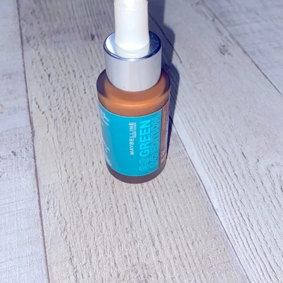 Maybelline Green foundation makeup in color 080 - Picture 2 of 10
